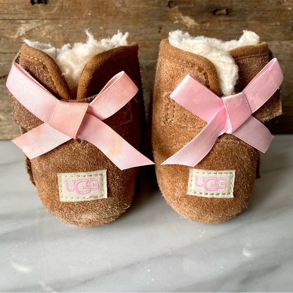 UGG Jesse Bow Crib Shoes•Infant Size 2-3•Ugg Chestnut Suede Lined with Shearling - Picture 9 of 12